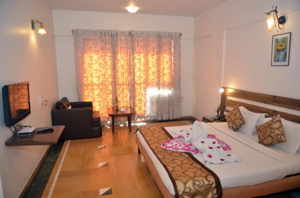 Sapphire Hotel Lonavala Eksteriør billede