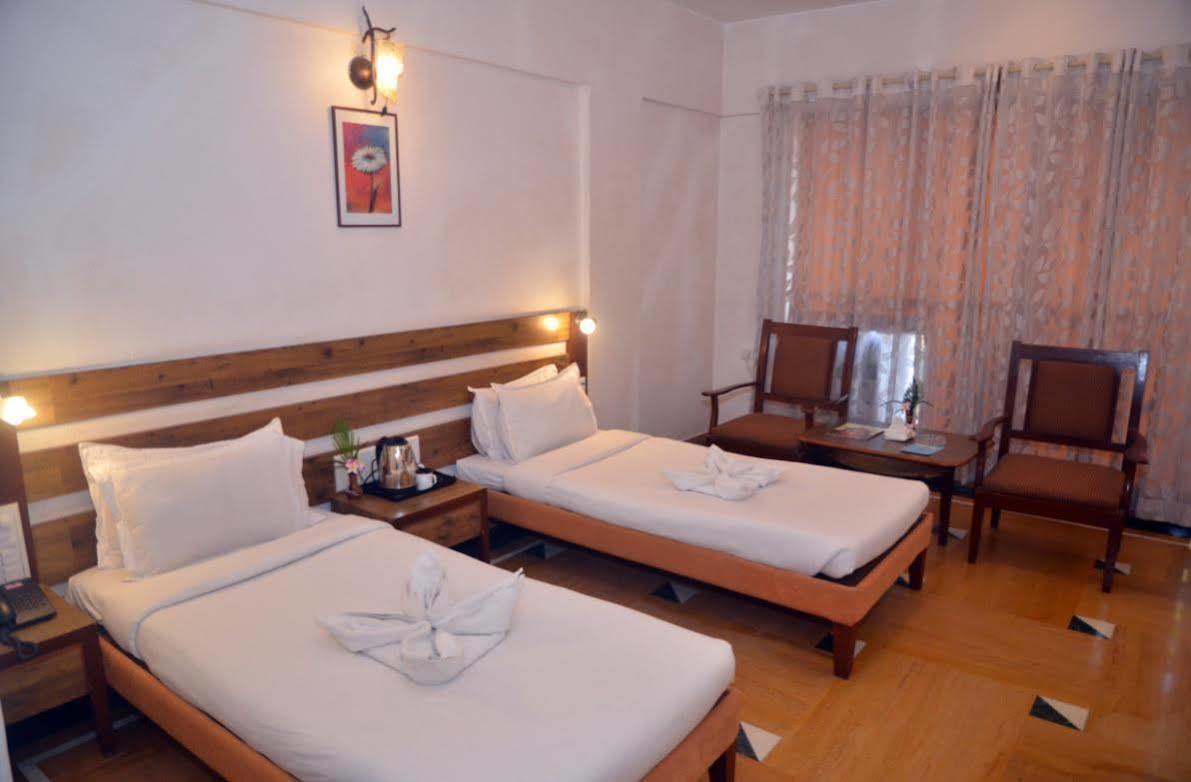 Sapphire Hotel Lonavala Eksteriør billede